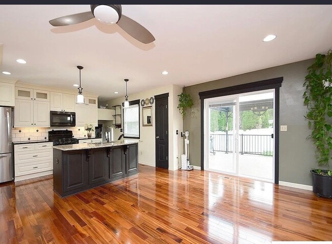 Photo - 4955 Lakeshore Dr