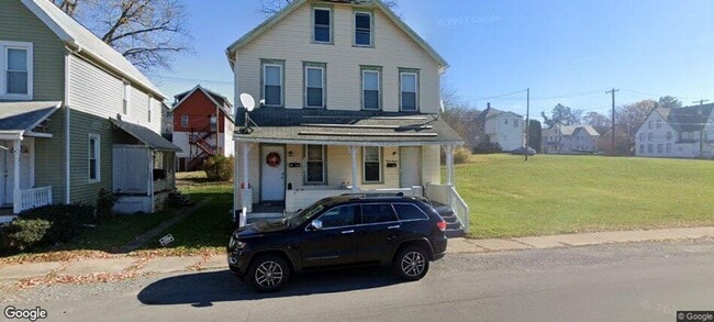 Building Photo - 3 Bedroom Townhose Unit 818