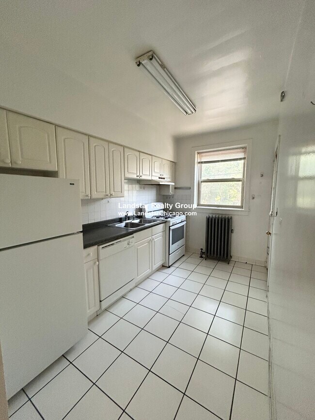 Photo - 916 Reba Pl Unit 1N