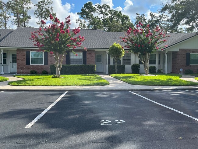 Building Photo - Kings Colony 2 / 2 bath with Florida room! Rental