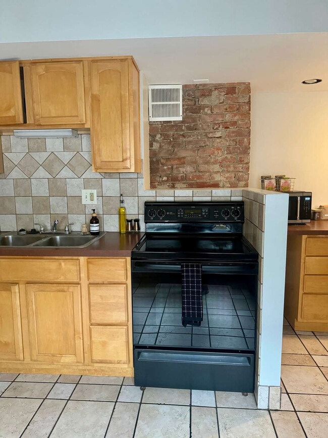 Building Photo - 1235 Highland St Rental