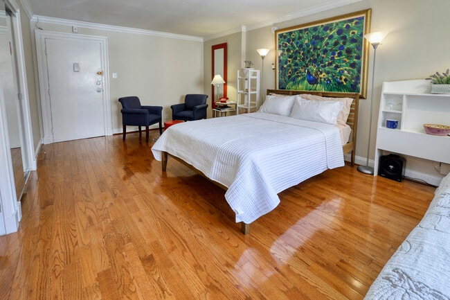 Dormitorio principal con cama y zona de estar. - 1420 N St NW Unidad #414 NW DC 20005