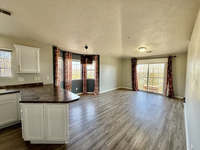 Building Photo - 115 Daybreak Ln