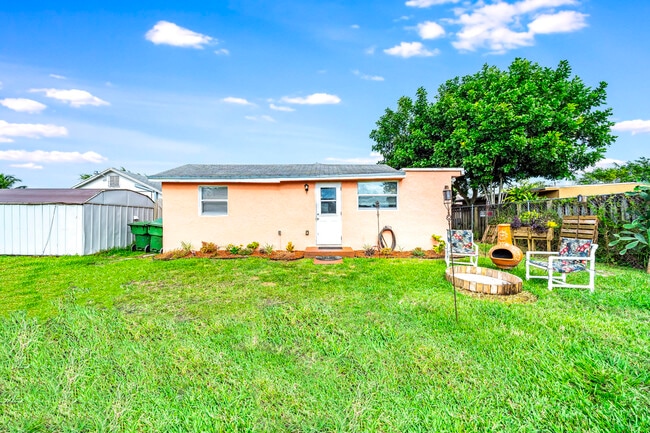 Building Photo - 3901 Lakewood Rd