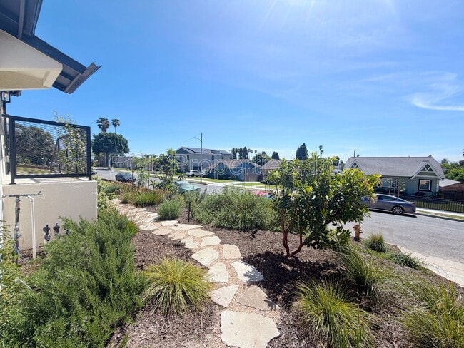 Photo - 4239 1/2 West 64th Street Unidad 4239 1/2