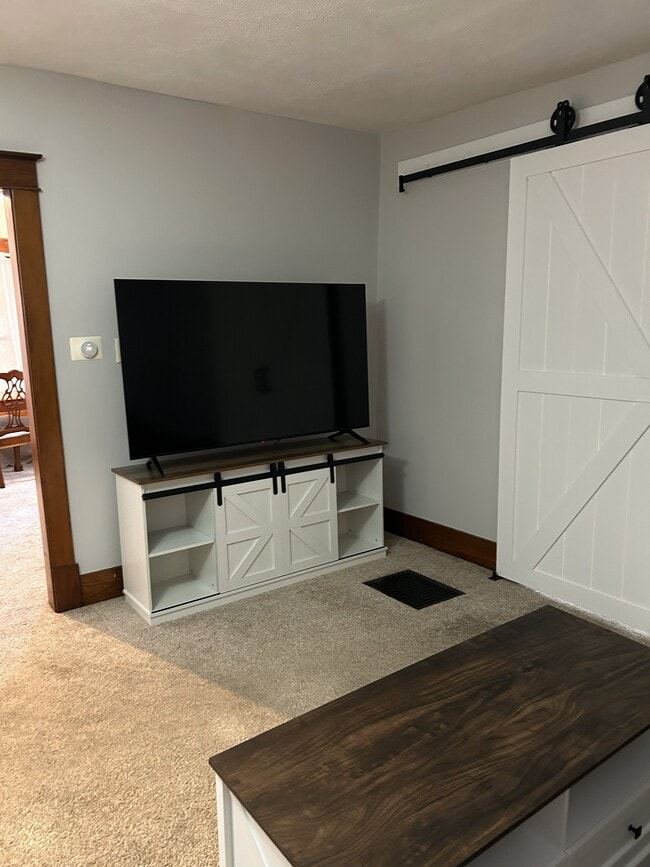 Photo - 347 N Linden St Unidad Furnished Apartment