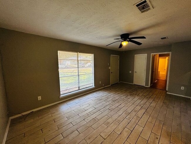 Photo - 130 E Woodcrest Dr