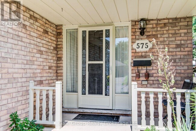 Photo - 575 Springbank Ave N