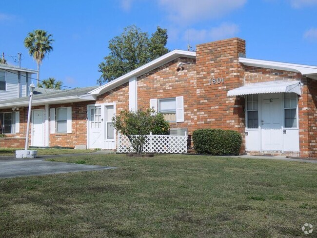 Building Photo - 1801 3rd Ct SE Unit B Rental