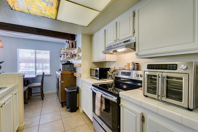 Cute and Cozy 2-bedroom 2-bathroom Townhom... - Cute and Cozy 2-bedroom 2-bathroom Townhom... House