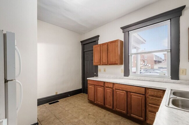 Photo - 182 W 8th Ave