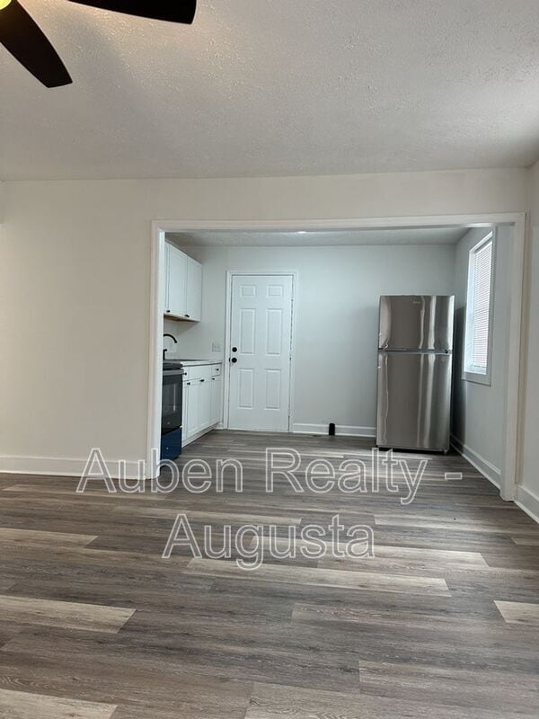 Photo - 469 Monetta St S E