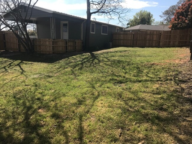 Photo - 1106 Foster Ln