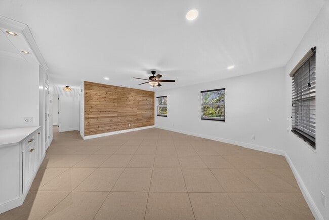 Photo - 2319 Tamarind Dr