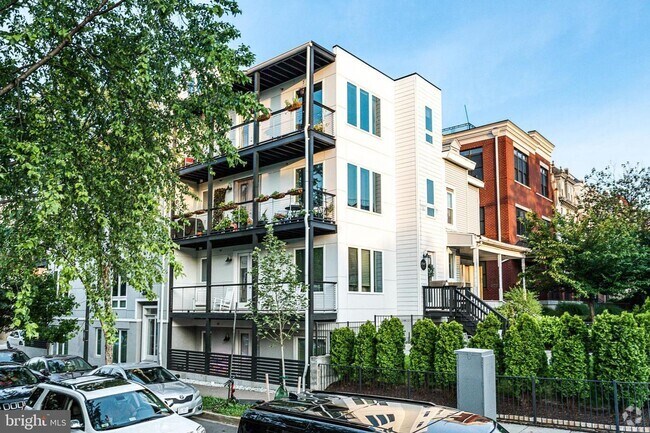 Building Photo - Stunning Three Bedroom Penthouse Condo W/T...