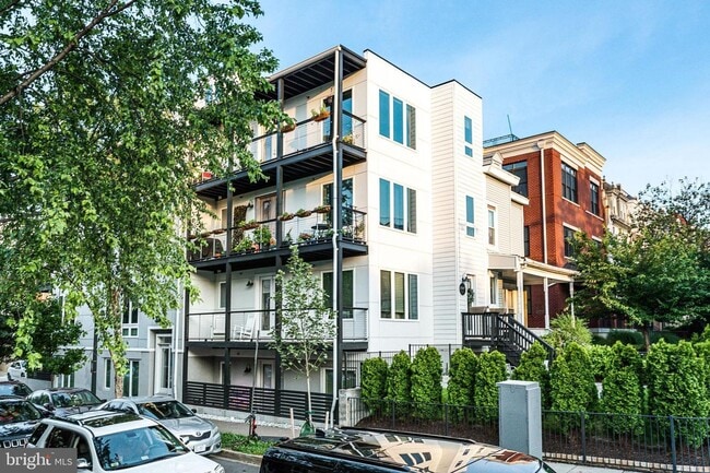 Stunning Three Bedroom Penthouse Condo W/T... - Stunning Three Bedroom Penthouse Condo W/T...