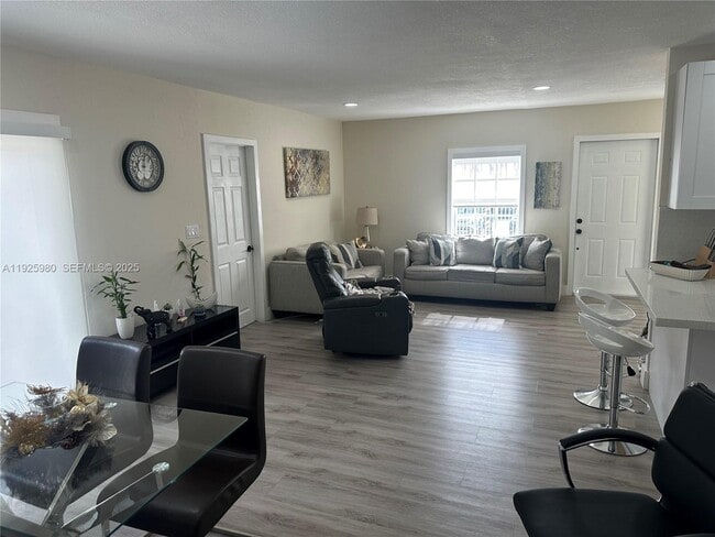 Photo - 659 E 19th St