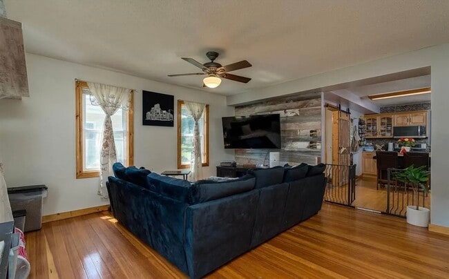 Photo - 415 8th St N