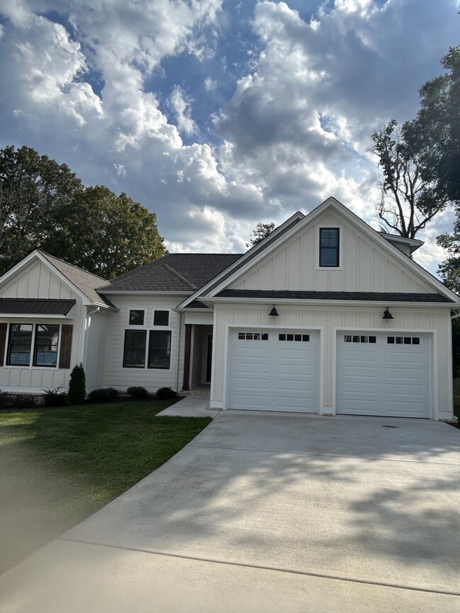 Building Photo - 5126 Judd Wy NW Rental