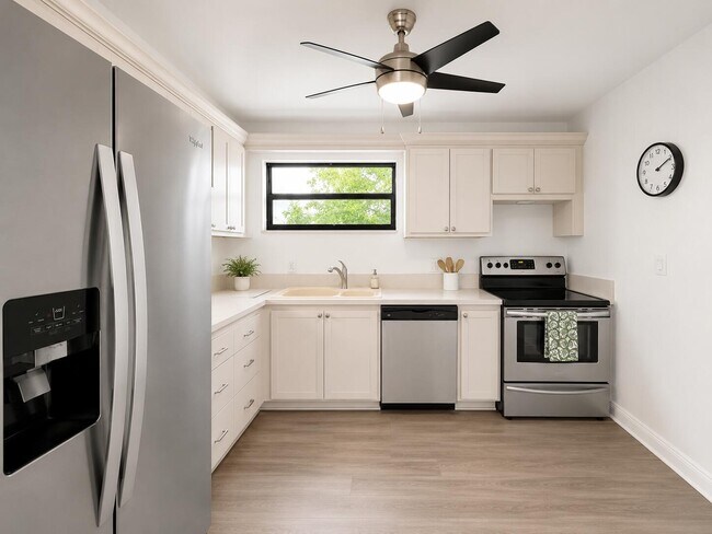 Photo - 4800 Bayview Dr Unit 306