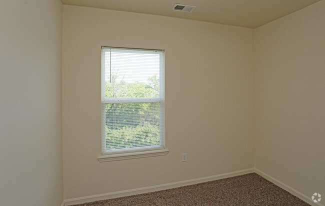 2BR, 2BA - 904 SF