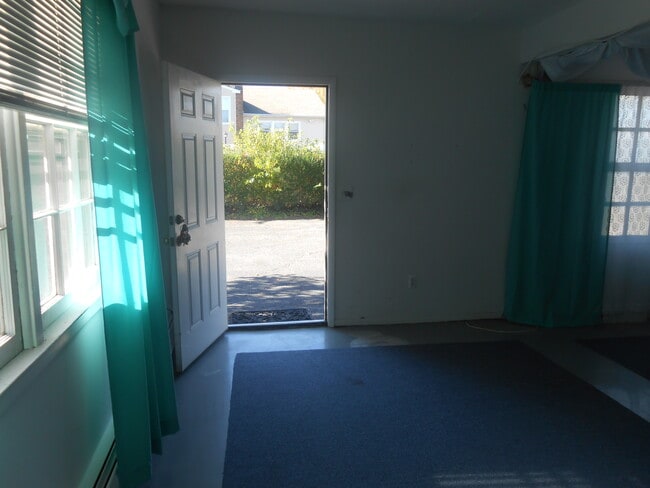 Building Photo - 202 Burr Rd Unit #2