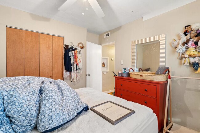 Bed 2 - 1301 Coal Ave SW Unit 1301 Coal Ave SW