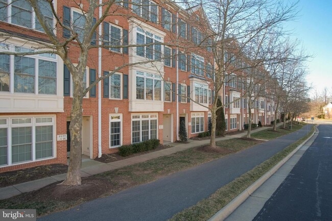 Building Photo - Townhome style condo features 3 bedrooms, 2.5 baths, and a lower level garage Unit 821