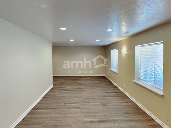 1265 E Loafer View Dr