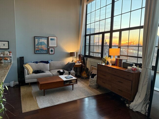 Building Photo - 2429 Locust St Unit 205