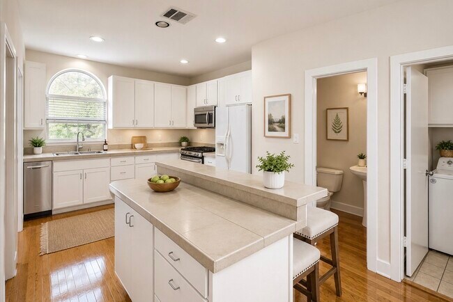 Photo - 5830 Larkin St