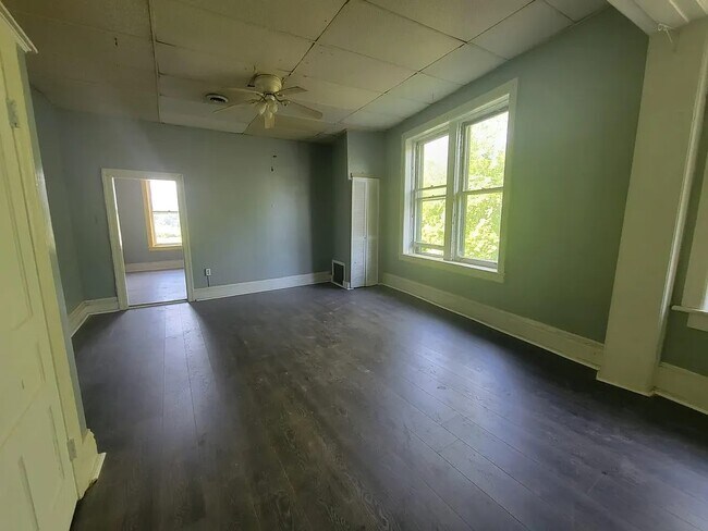 Photo - 72 Lincoln Way W