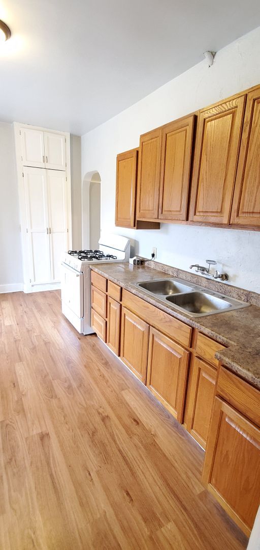 Building Photo - 332 S Webster Ave Unit Apt. 1