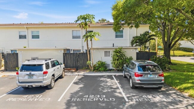 Building Photo - Absolutely stunning executive 2/1.5 townhome in South Tampa
