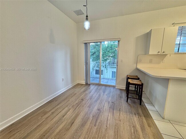 2728 NE 3rd Ct Unit 206