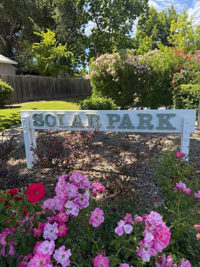 Building Photo - **Available Now** 2 Bedroom 1 Bath, 1st Floor End Unit Condo