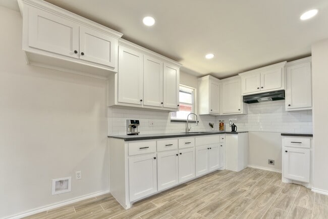 Photo - 701 W Chavez St