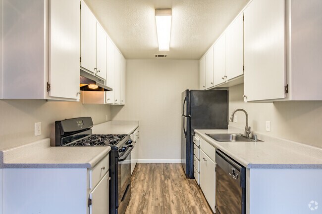 2BR, 1BA - 936SF - Kitchen - WESTWOOD VILLAGE