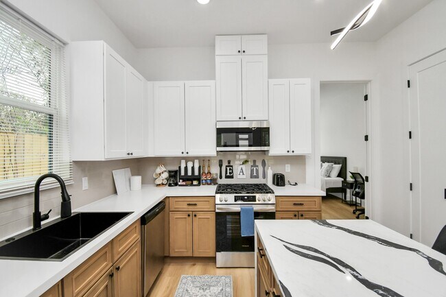 Photo - 7129 Sidney St