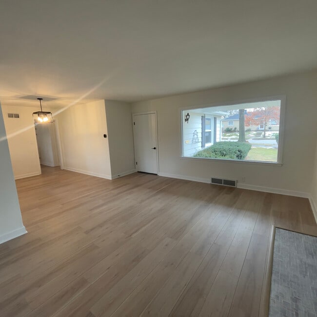 Photo - 9212 W Michigan St