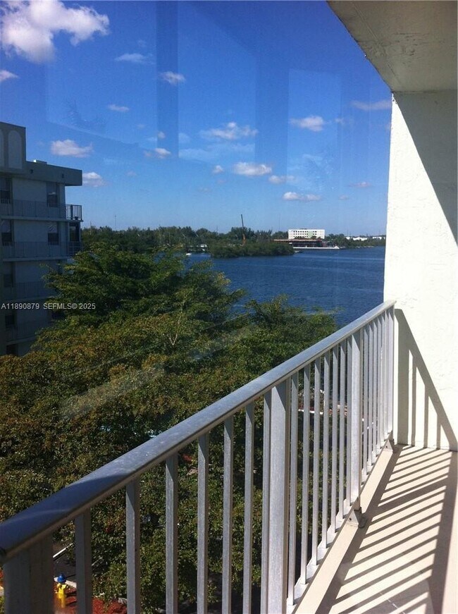 Photo - 16558 NE 26th Ave Unit 5I