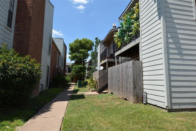 Building Photo - 10501 South Dr Unit 283