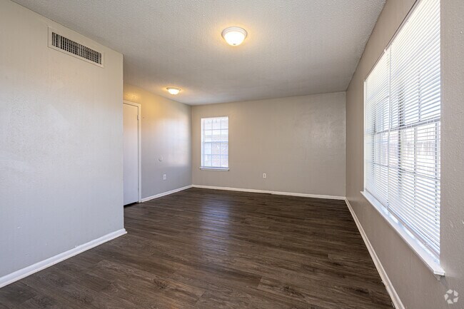 3BR, 1.5BA - 912SF - Living Room/Dining Room