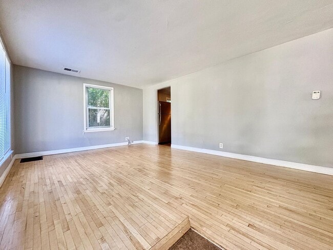 Photo - 826 W Bryan St