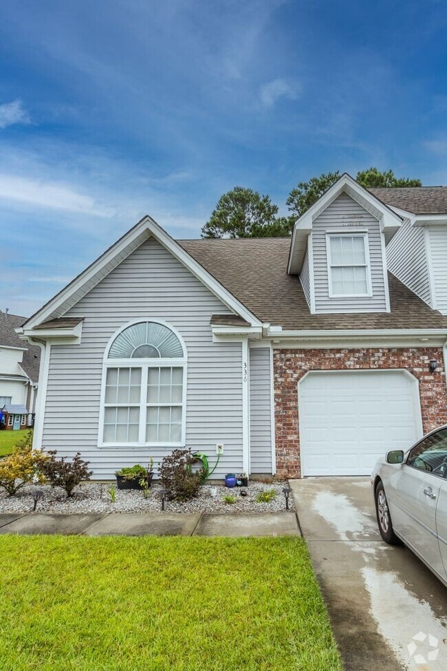 Building Photo - 3 Bedroom 2.5 Bath Townhouse in Grand Oaks...