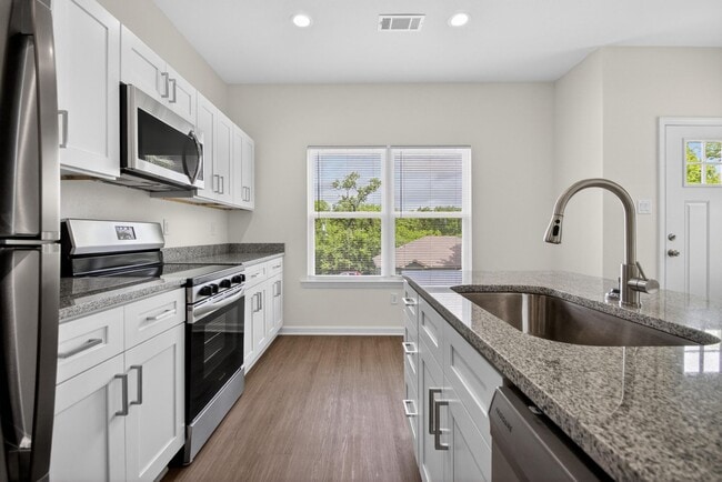 Building Photo - 3109 W 11th St Unit 3109 W 11th St - A