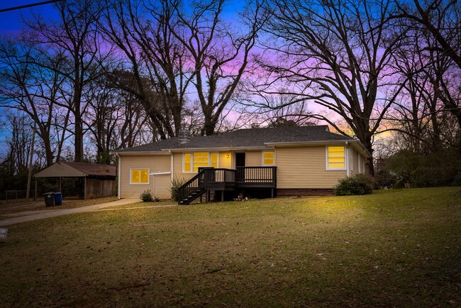 Newly Renovated 4 Bedroom 2 Bath Home Avai... - Newly Renovated 4 Bedroom 2 Bath Home Avai...