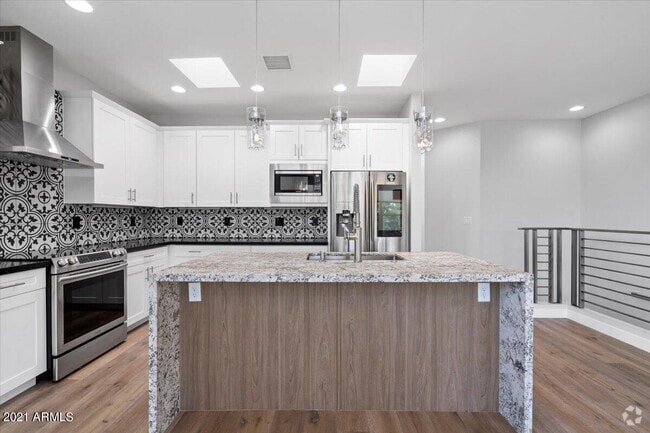 Building Photo - 1214 W 5th St Rental