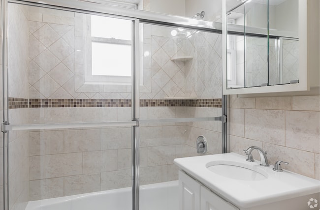 Photo - Beautifully One Bedroom Two Blocks From Train!! On-Site Parking available! Unit 436-C5