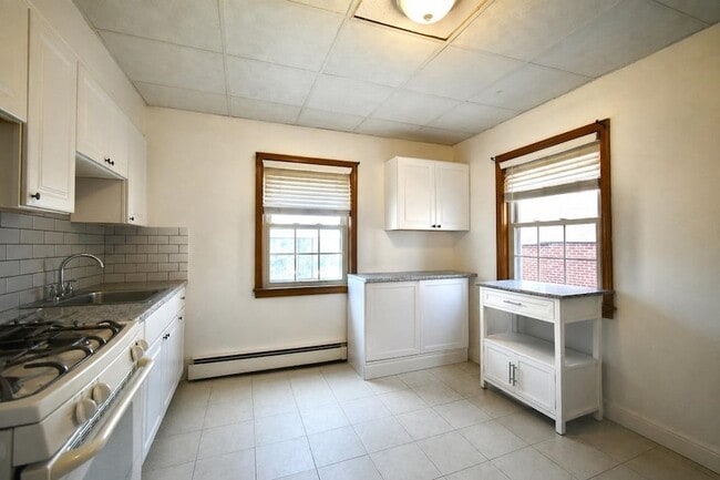 Photo - 196 W 52nd St